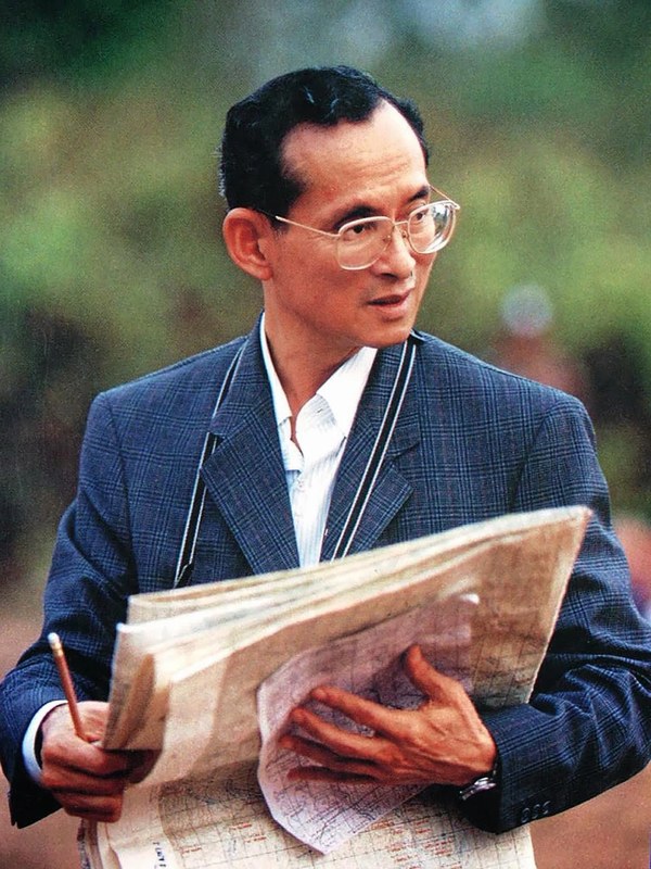 พระบรมฉายาลักษณ์ พระบาทสมเด็จพระบรมชนกาธิเบศร มหาภูมิพลอดุลยเดชมหาราช บรมนาถบพิตร